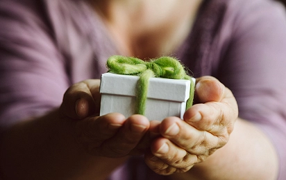Vorteile
wertschätzend
Geschenk&nbsp;&copy;&nbsp;Sonja - stock.adobe.com